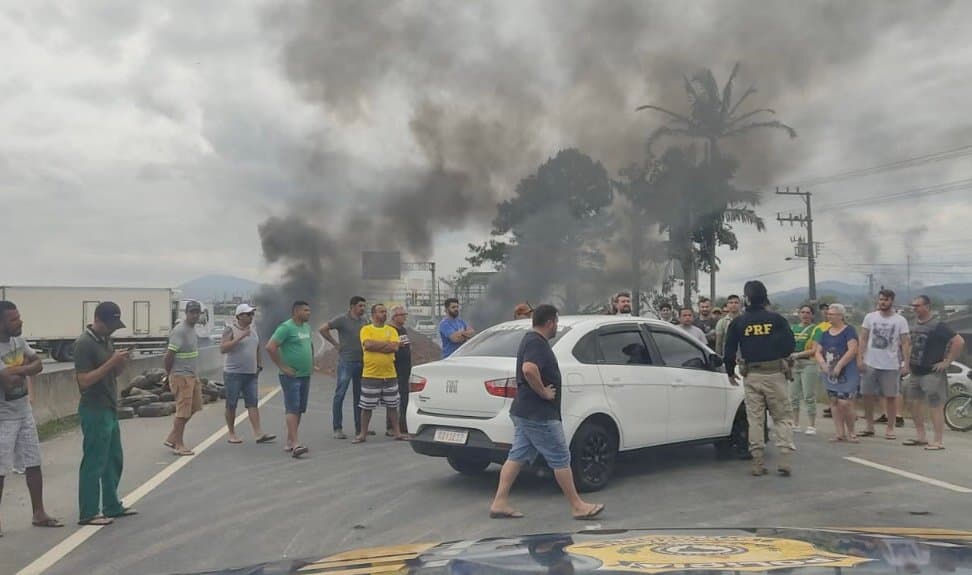 Manifestantes que não desbloquearem rodovias podem ser multados