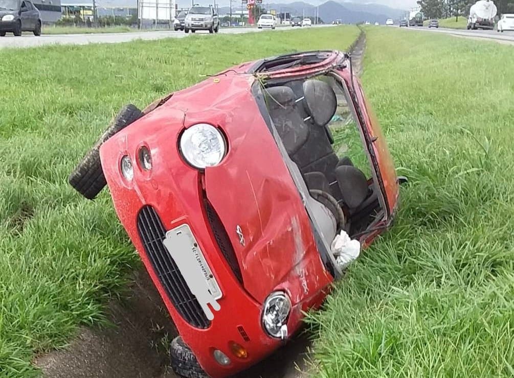 Homem fica ferido em capotamento na BR-101