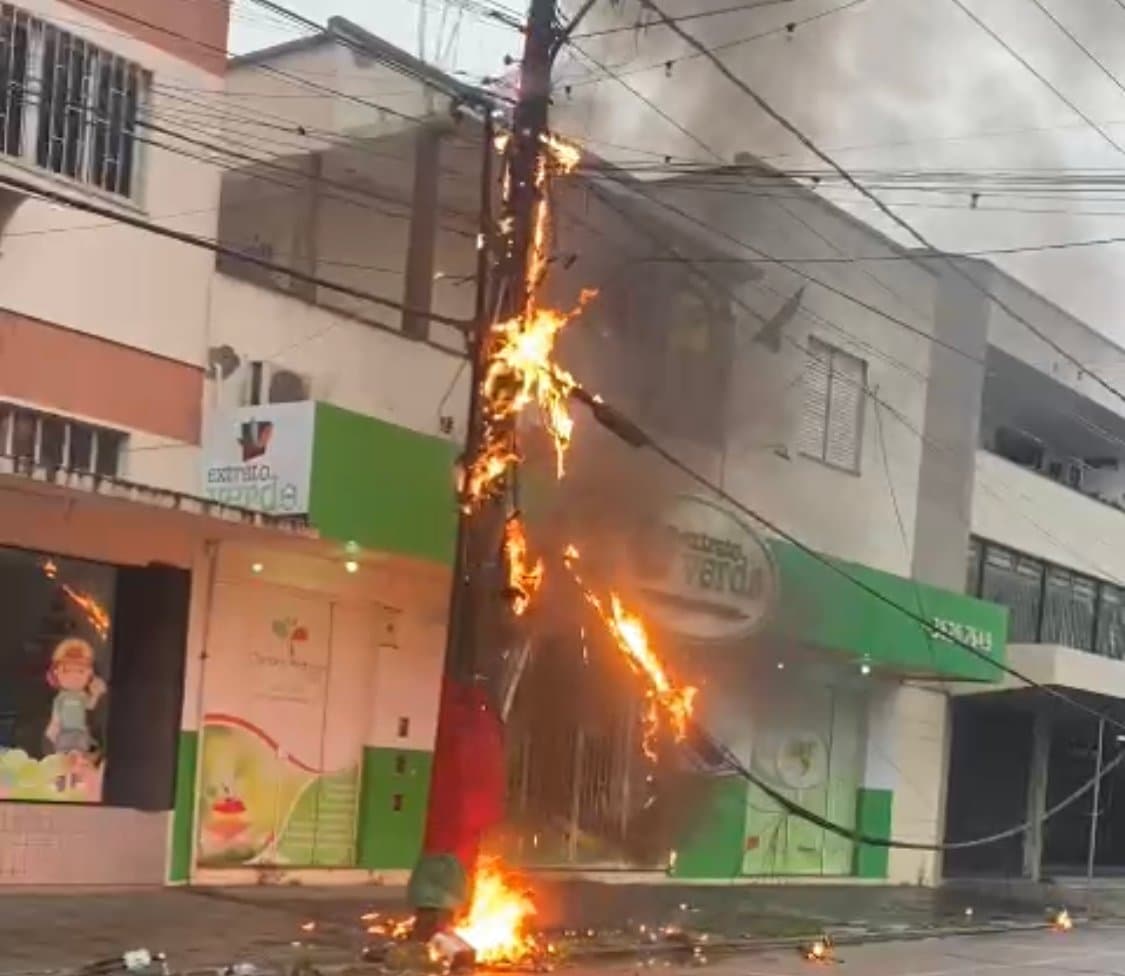 Incêndio em poste é combatido pelos bombeiros