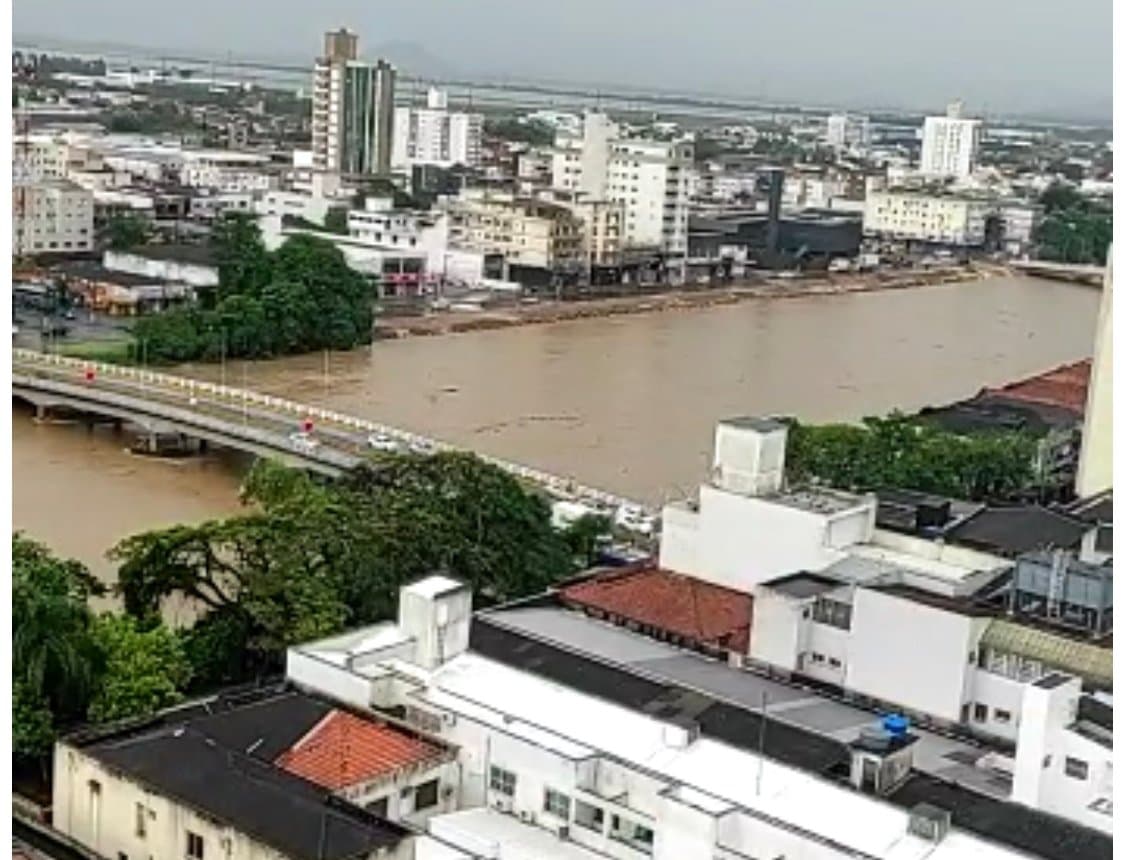 Nível do Rio Tubarão não para de subir desde a noite de quarta-feira (30)