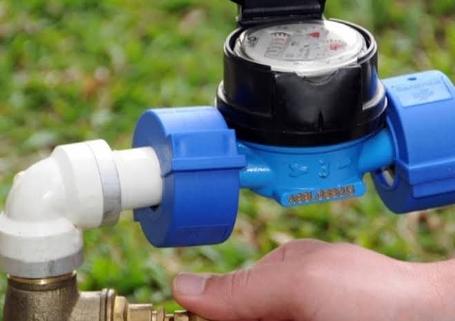 Mantenha os registros de água fechados até as 17 horas