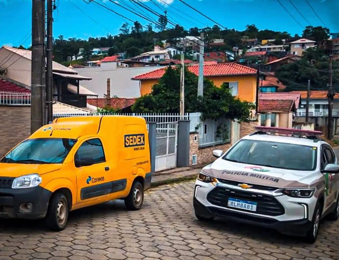 Mulher rouba carro dos Correios e é presa em seguida