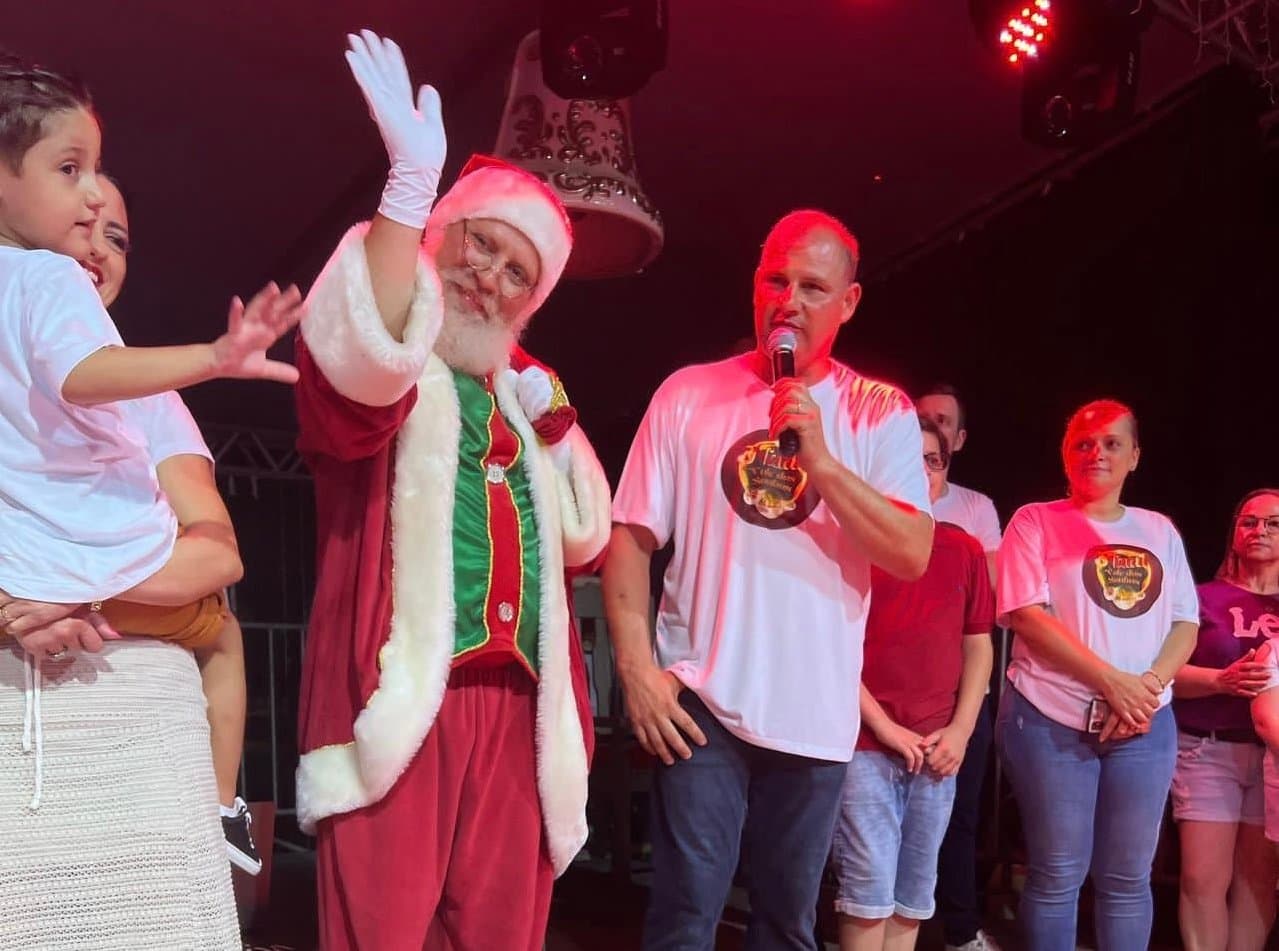 Chegada do Papai Noel também reúne multidão em Braço do Norte