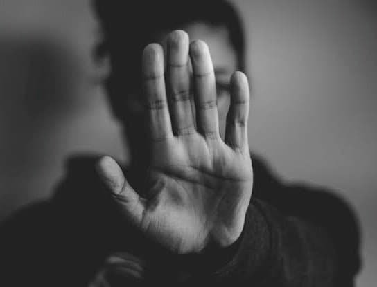 Mulher vai visitar a filha e é agredida pelo genro