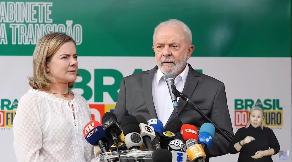 Lula afirma que Gleisi não será ministra e só anunciará equipe após ser diplomado pelo TSE