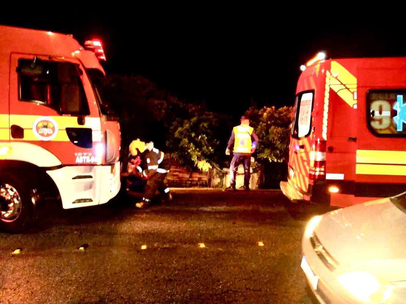 Carro desliza na estrada molhada e cai nas curvas do Iró, em Laguna