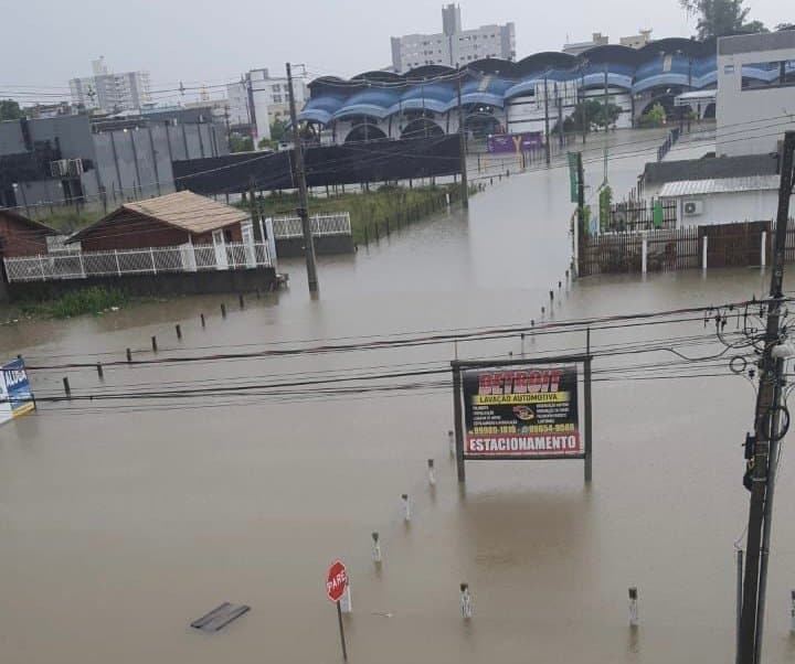 Alagamentos deixam desalojados e impedem abertura de postos de saúde