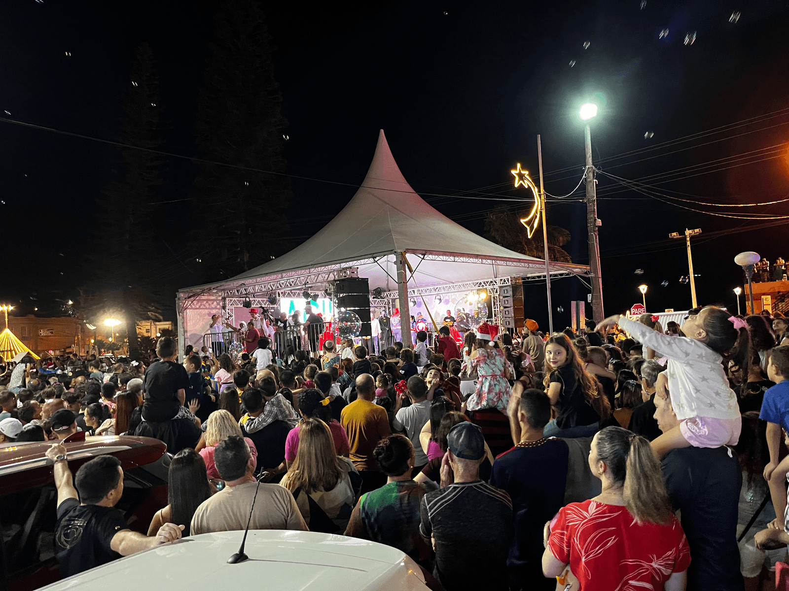 Chegada do Papai Noel reúne milhares de pessoas em Laguna