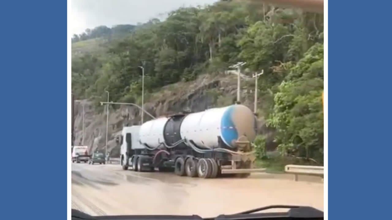 Acidente com caminhão no Morro no Formigão paralisa a BR-101