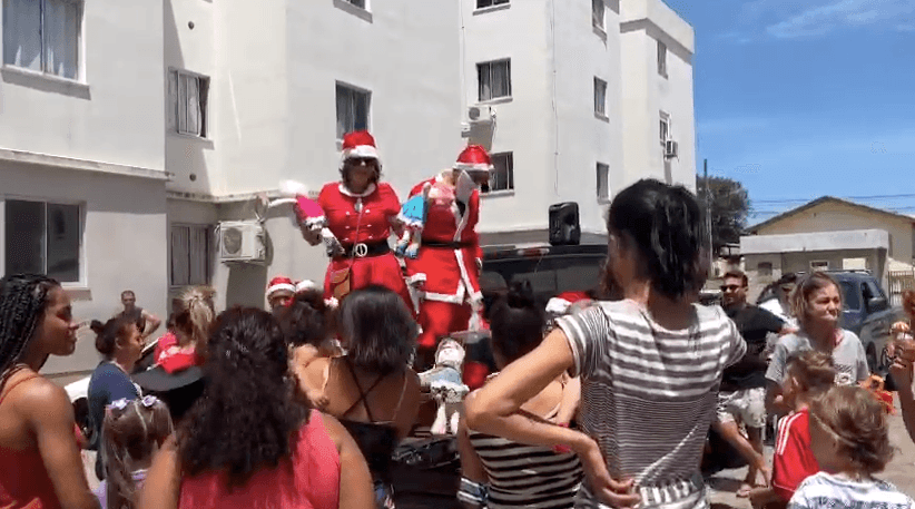 Brinquedos arrecadados durante Festa de Fim de Ano do EXTRA.SC são entregues