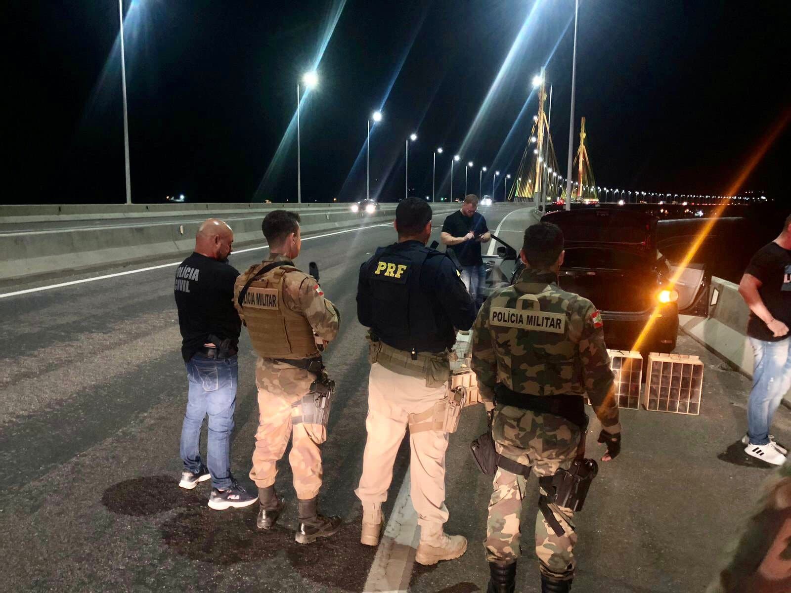 Dois homens são presos com mais de 80 aves silvestres no porta-malas