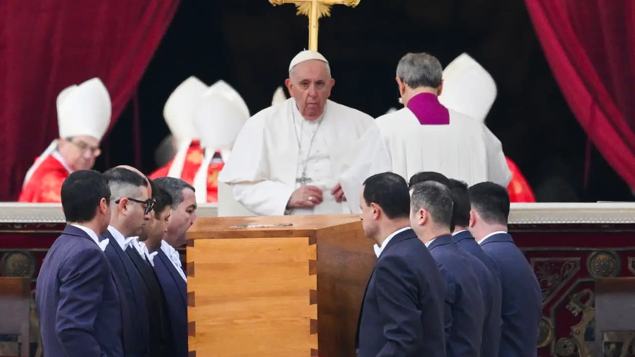Papa Bento XVI é sepultado após funeral conduzido pelo sucessor, Papa Francisco