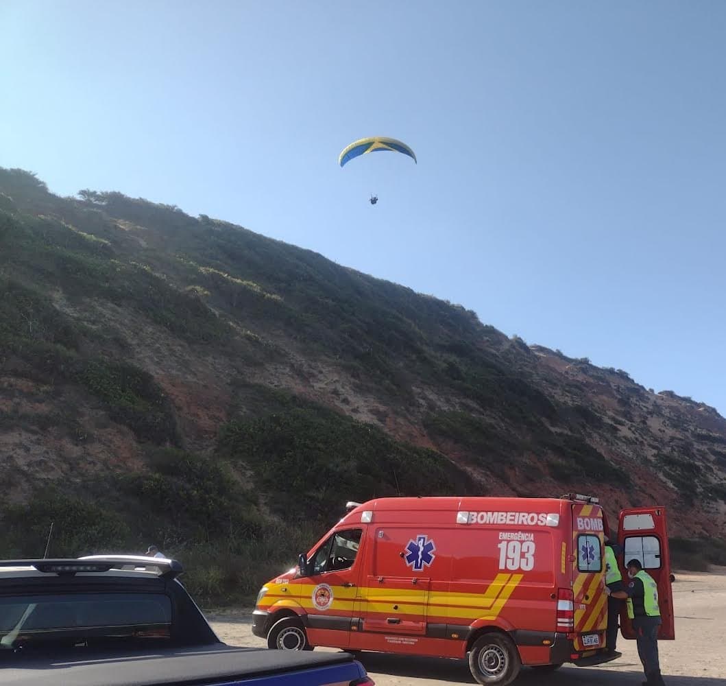 Parapente cai em praia após ser atingido por outro equipamento