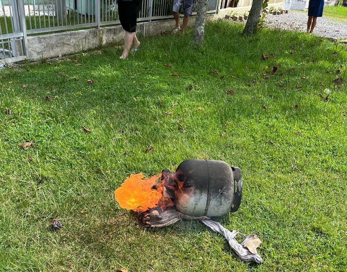 Botijão de gás pega fogo e por pouco não provoca incêndio em casa