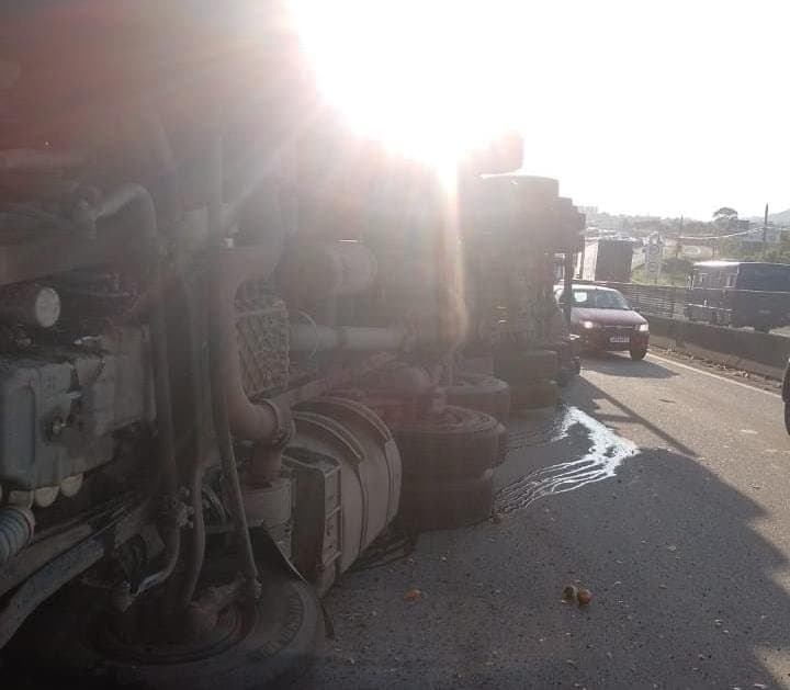 Caminhão tomba e gera filas na BR-101, em Laguna