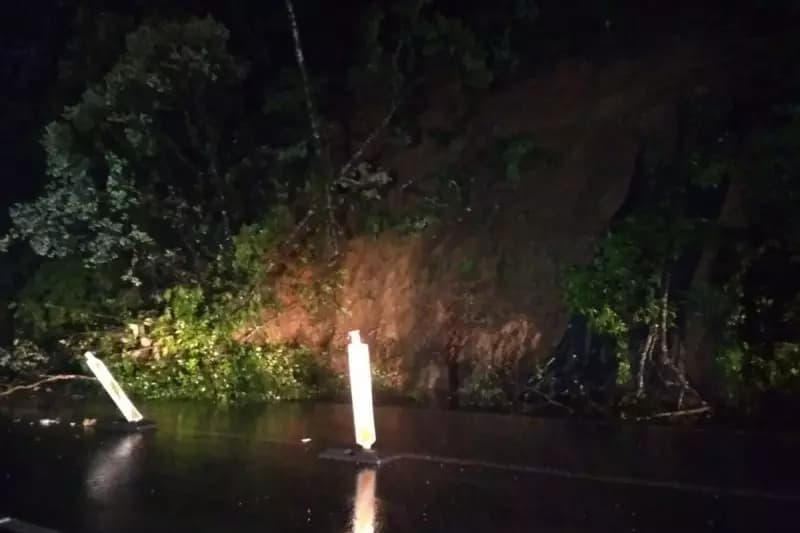 Após novo deslizamento, BR-376 volta a ser interditada perto da divisa entre PR e SC