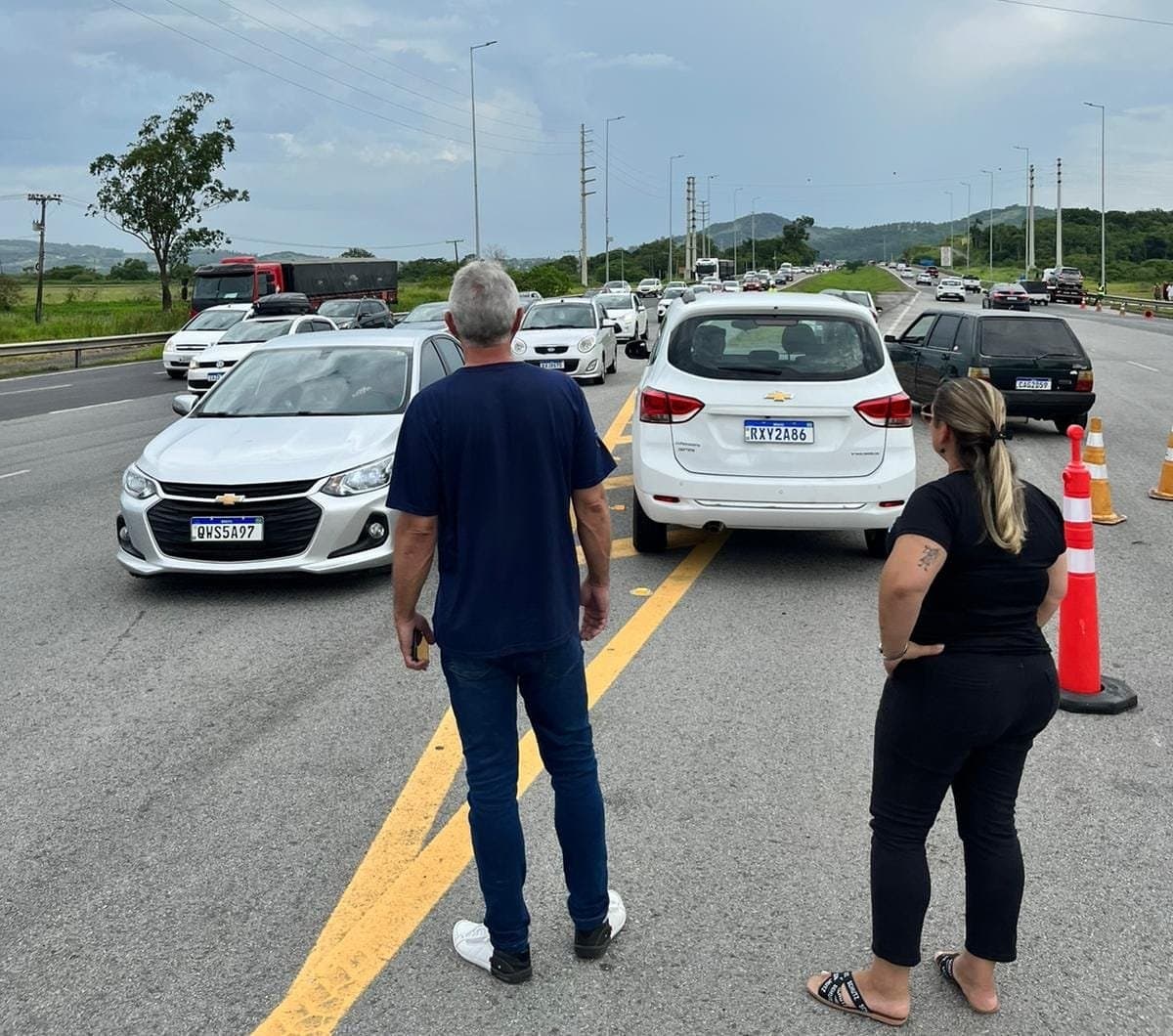 Cancelas do pedágio são liberadas após longas filas