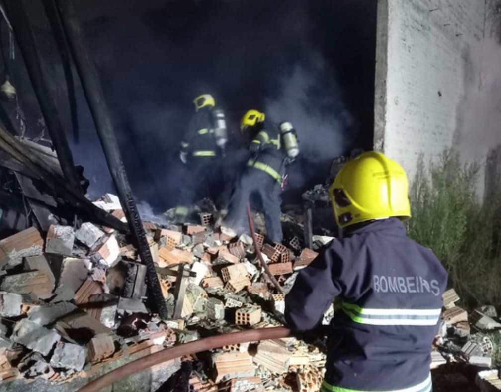 Operação para apagar incêndio em indústria dura nove horas