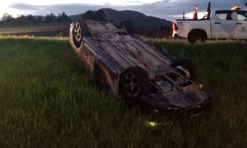 BR-101: Carro capota em Pescaria Brava