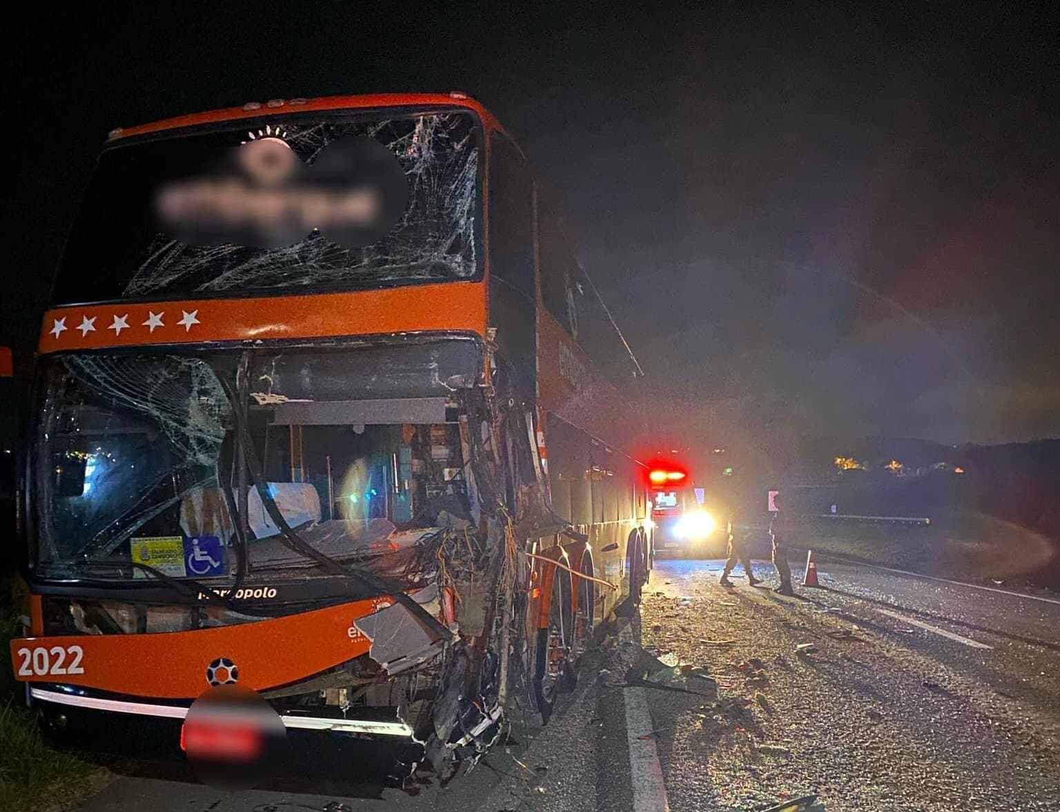 Motorista de ônibus morre em batida com caminhão na BR-101, em Jaguaruna