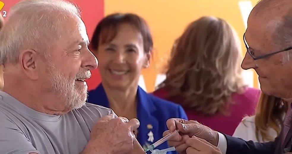 Em lançamento de campanha, Lula toma 5ª dose da vacina contra a Covid