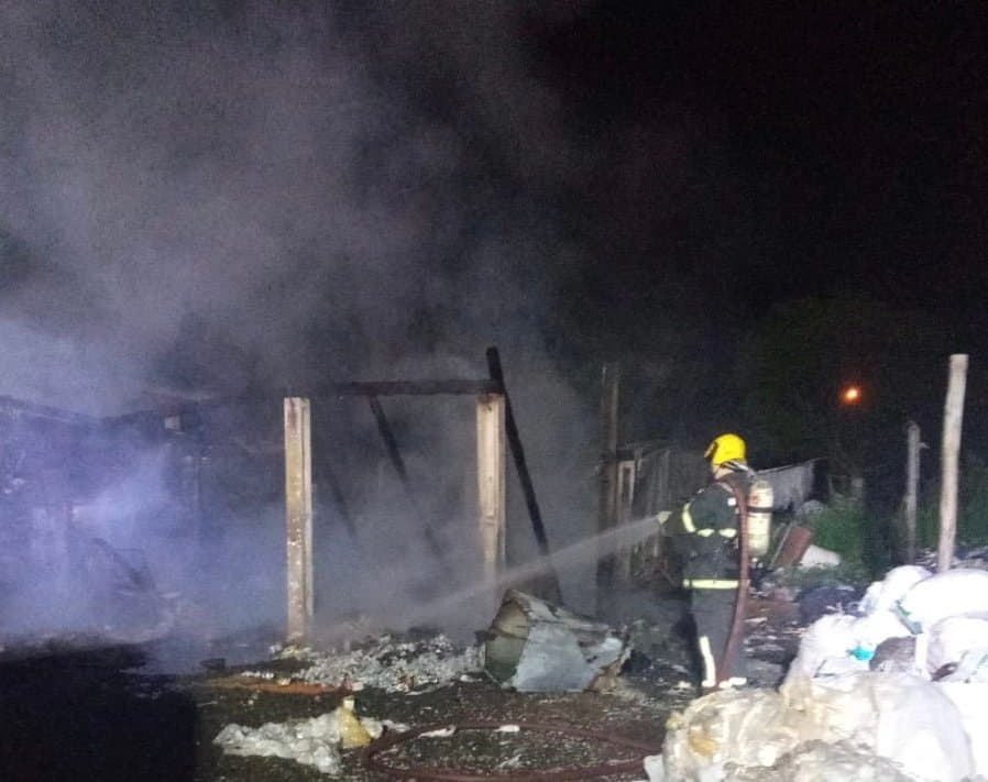 Após ser demitido, ex-funcionário ateia fogo em empresa