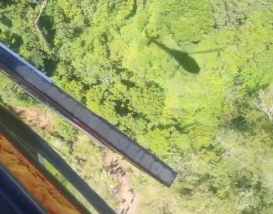 Motociclista é resgatado em trilha na mata fechada