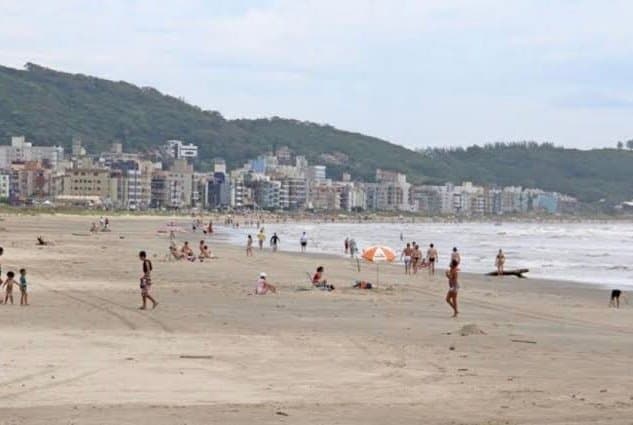 Casal tem pertences furtados durante banho de mar