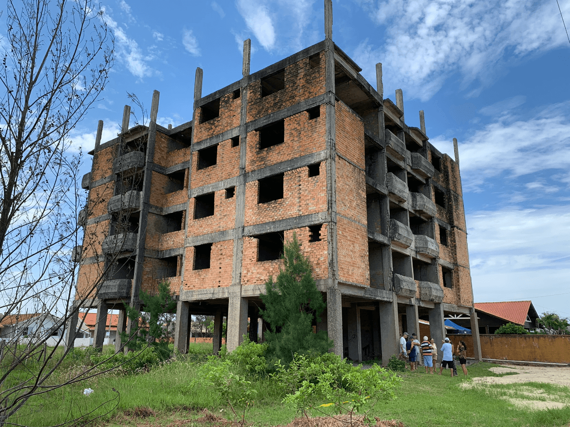 Prédio abandonado desde 1998 tem risco de queda em Jaguaruna