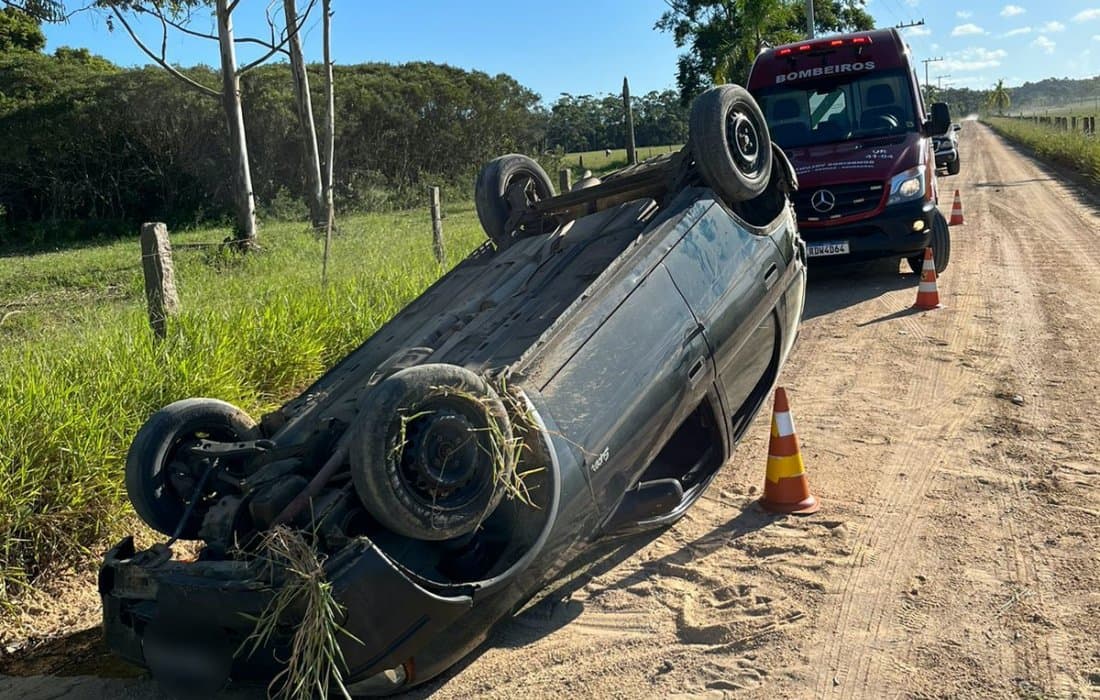 Mulher fica ferida após capotar de carro em Jaguaruna