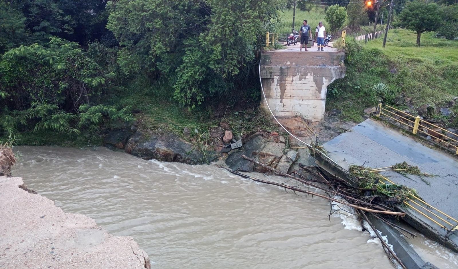 Pontes são carregadas pela água em Gravatal