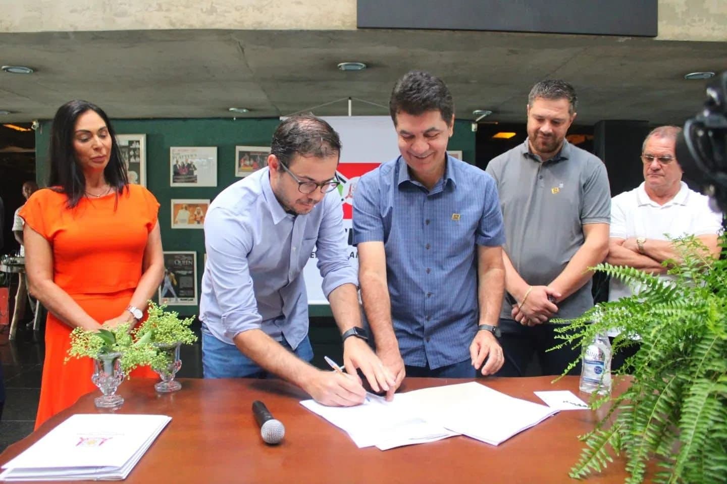 737 assina concessão do Teatro Elias Angeloni