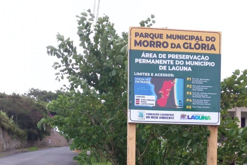 Placas de delimitação do Parque Municipal do Morro da Glória são instaladas