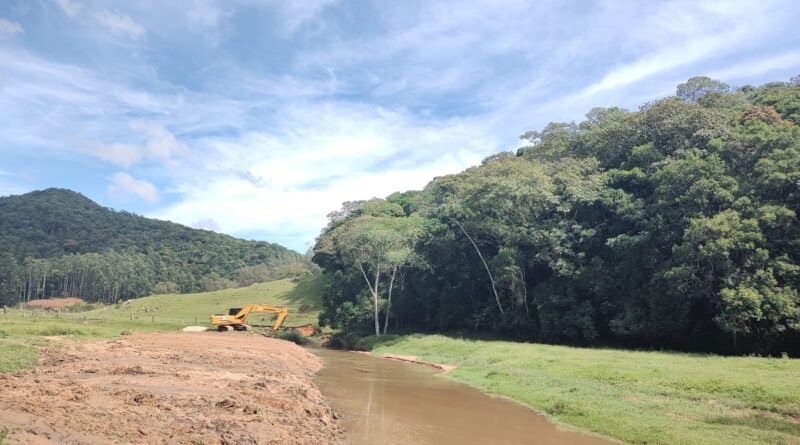 Rio Corrêa passa por limpeza e desassoreamento