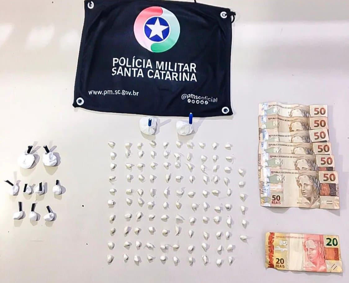 Homem com tornozeleira eletrônica é flagrado traficando