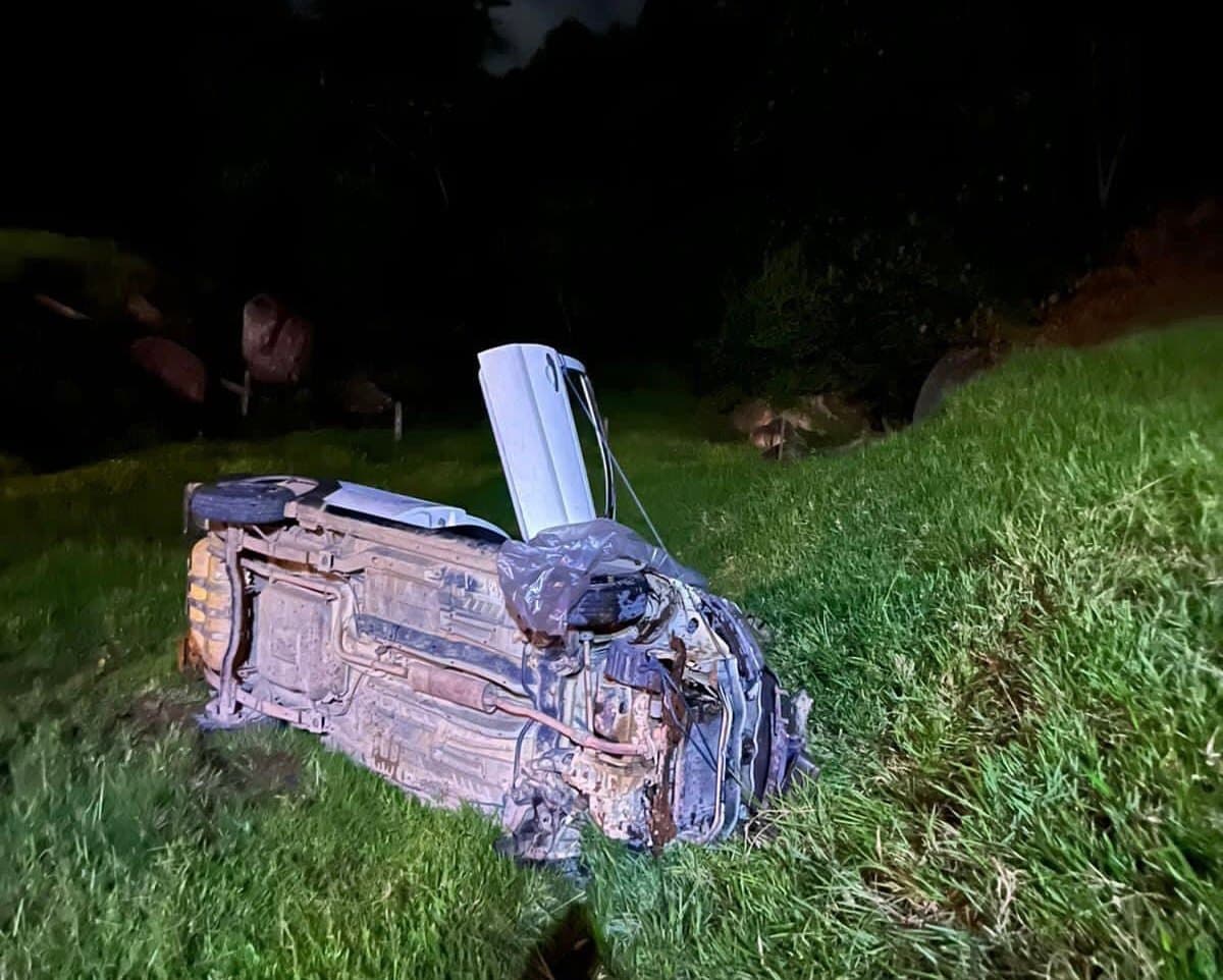 Carro cai em ribanceira de 20 metros