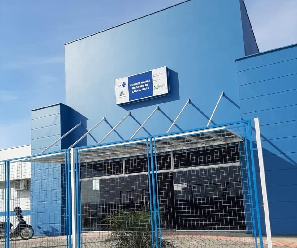 Homem armado com uma faca tenta invadir UBS para matar companheira