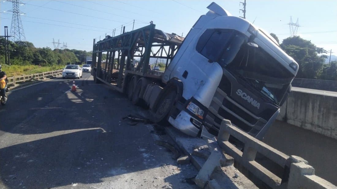 Acidente na BR-101 causa congestionamento e deixa caminhão pendurado em ponte