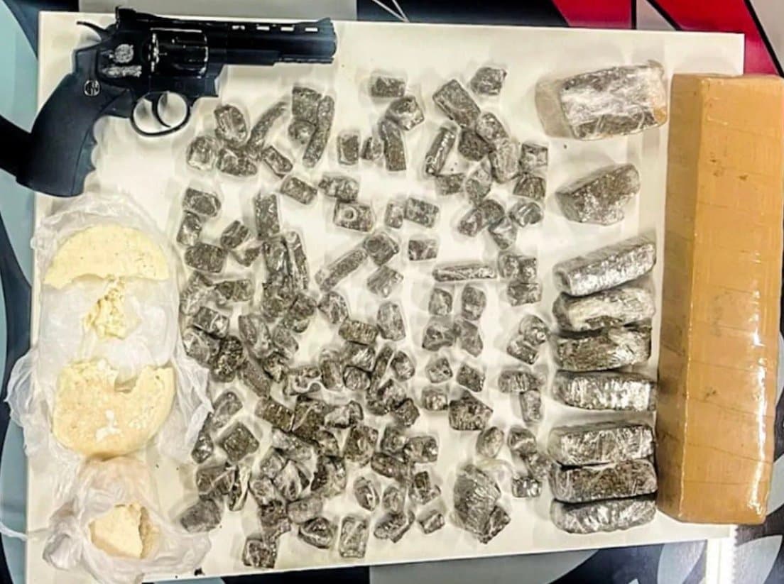 Mais de 1,5 kg de maconha, crack e simulacro de arma são encontrados em quarto de adolescente