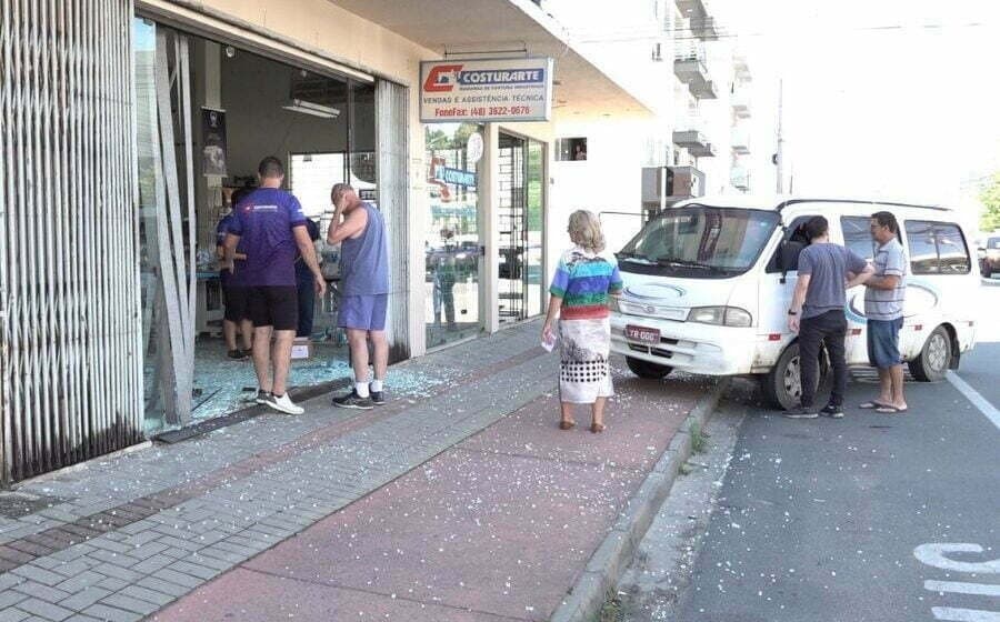 Van colide contra vitrine de estabelecimento após falha mecânica
