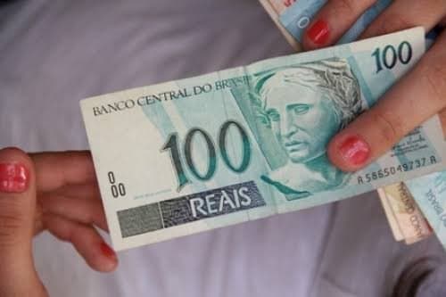 Mulher tenta pagar conta em mercado com dinheiro falso