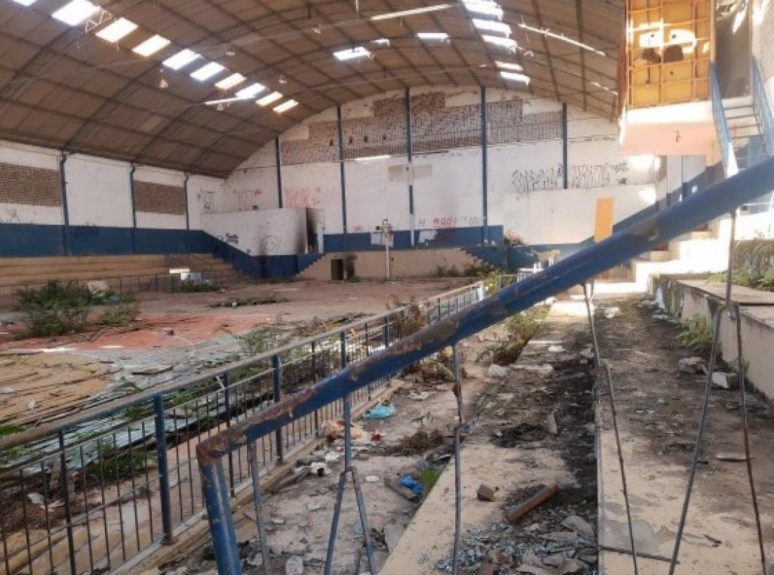 Ginásio abandonado vira ponto de prostituição e tráfico de drogas