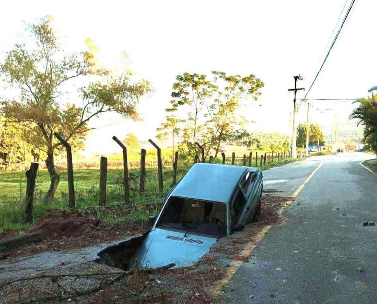 Carro cai em cratera na rua; humorista Leo Lins alertou para o problema