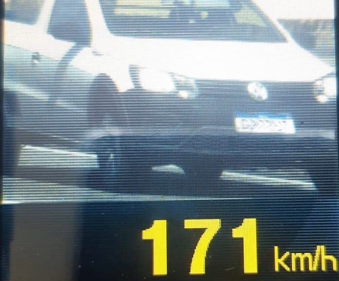 Saveiro é flagrada a 171 km/h na BR-101, em Sangão