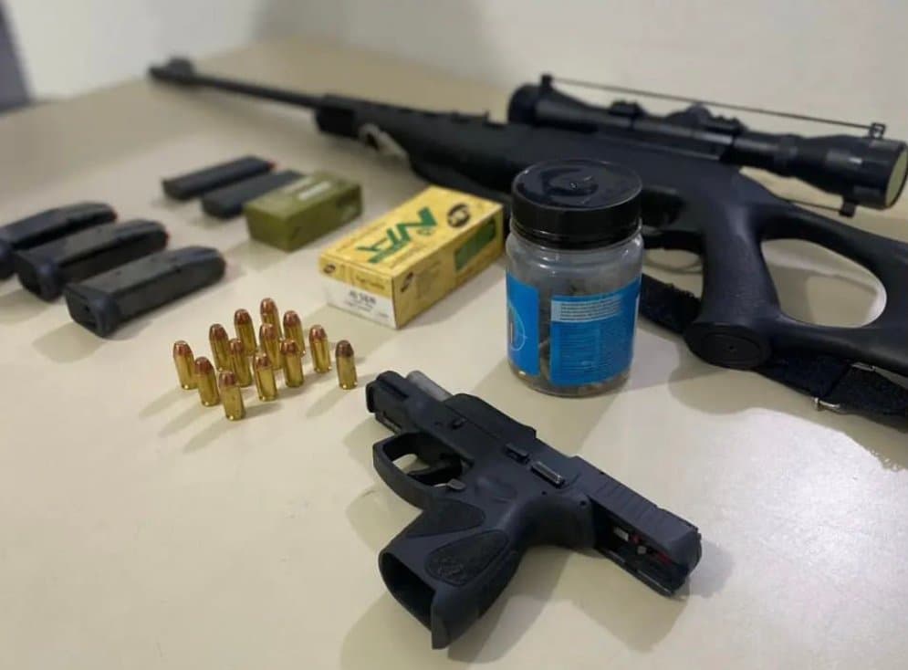 Homem é preso após disparar tiros durante discussão com desafeto