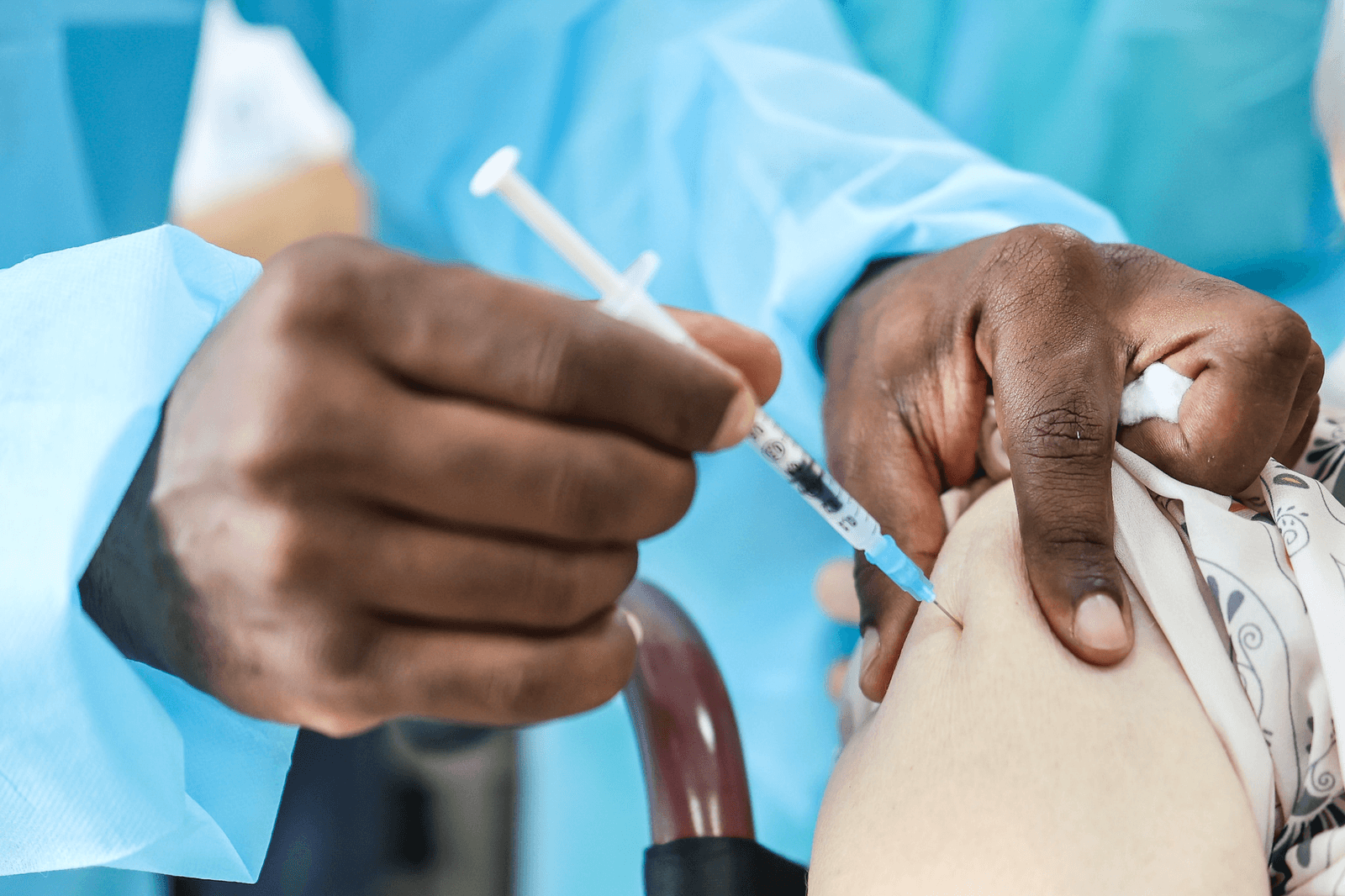 Vacina bivalente contra a Covid-19 está disponível para pessoas com comorbidades