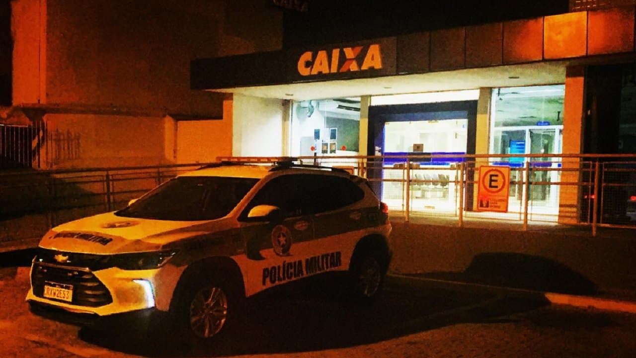 Homem invade agência bancária e tenta fugir com mais de 200 cartões de crédito