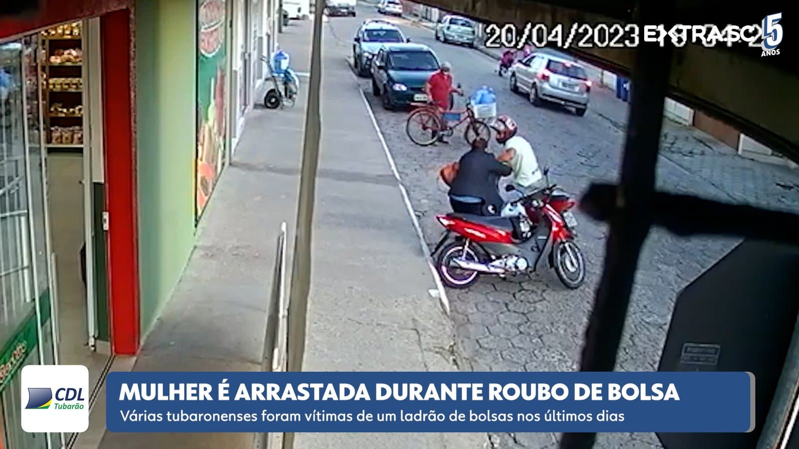 Mulher é arrastada por motocicleta durante roubo de bolsa