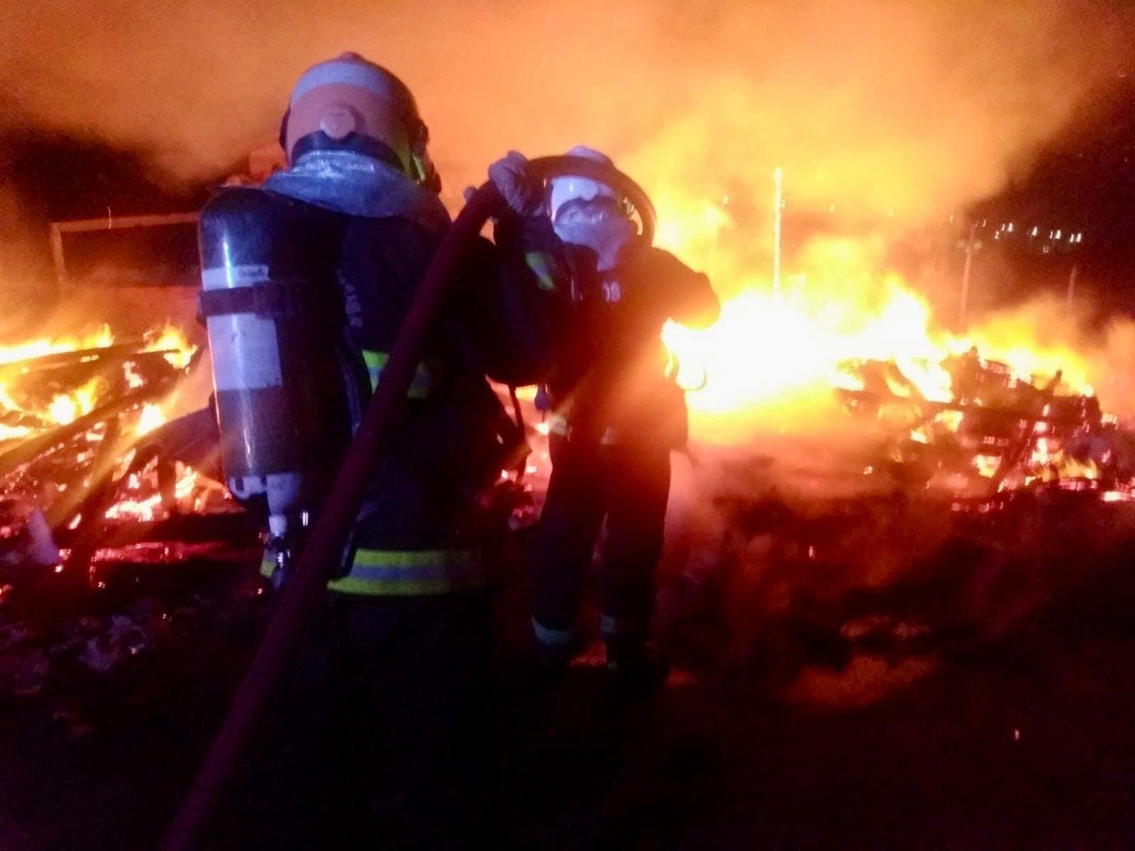 Casa é totalmente destruída por incêndio