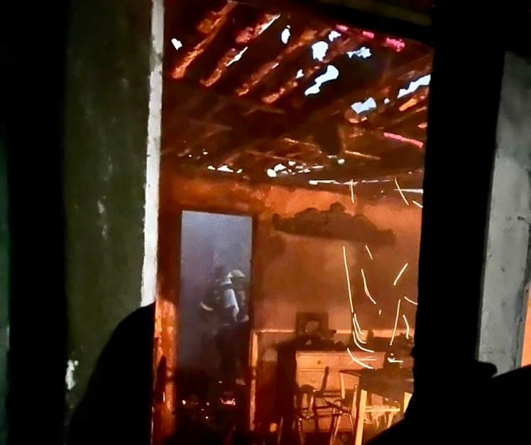 Casa invadida por usuários de drogas é destruída por incêndio